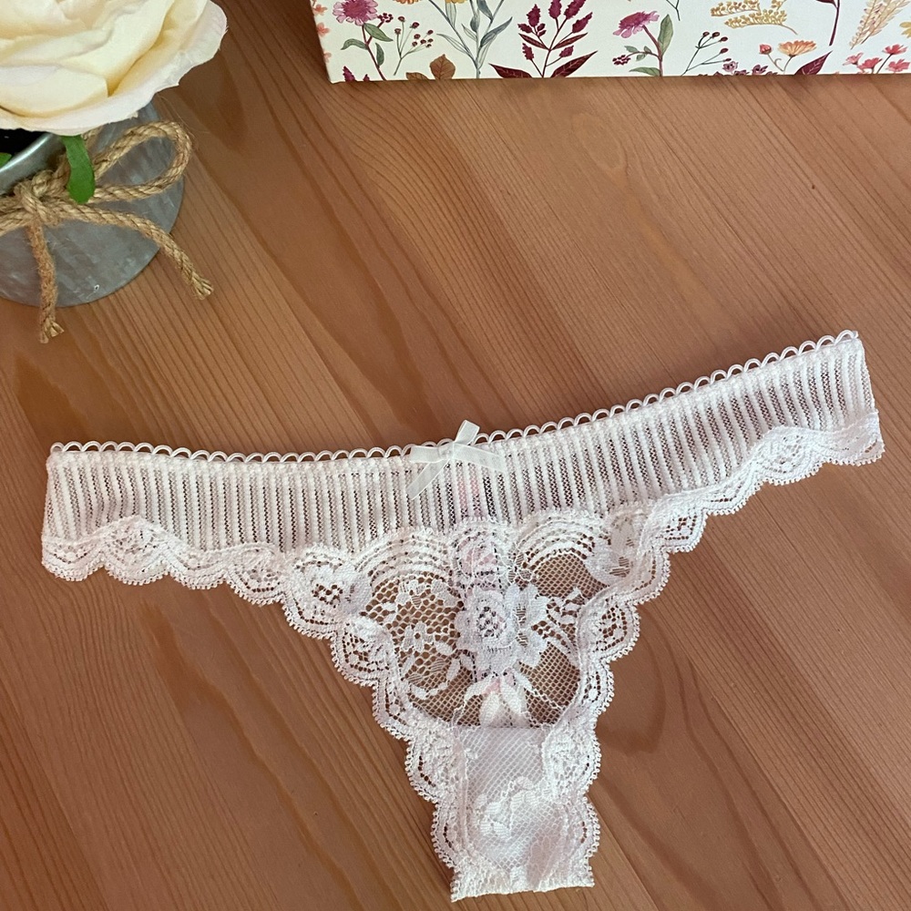 NWOT Victoria’s Secret thong sz XS